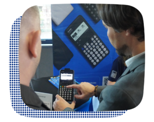 Homens olhando uma calculadora fx-CG100 da Casio durante o IB Day Iberoamérica 2026.